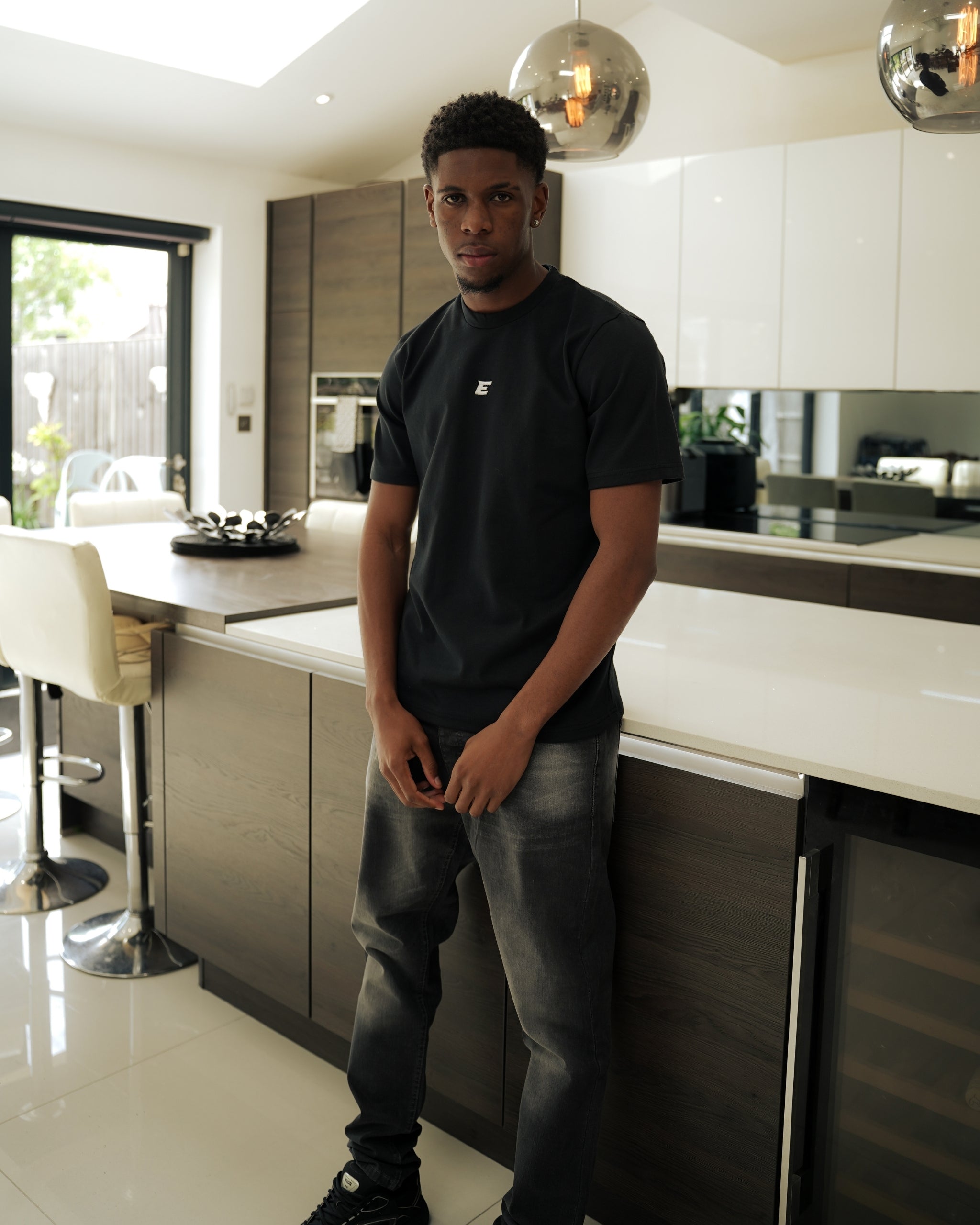 Essential Black T-Shirt-thumbmail-2
