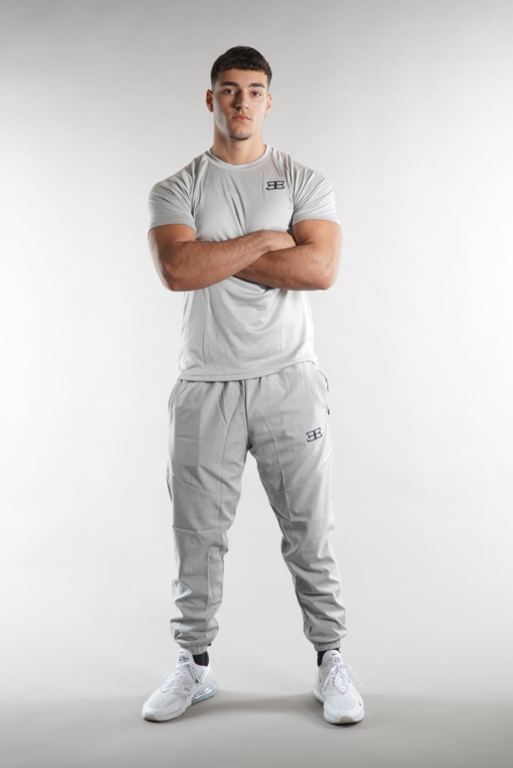 man wearing Elegante gym T-Shirt in grey, activewear, mens gym clothing