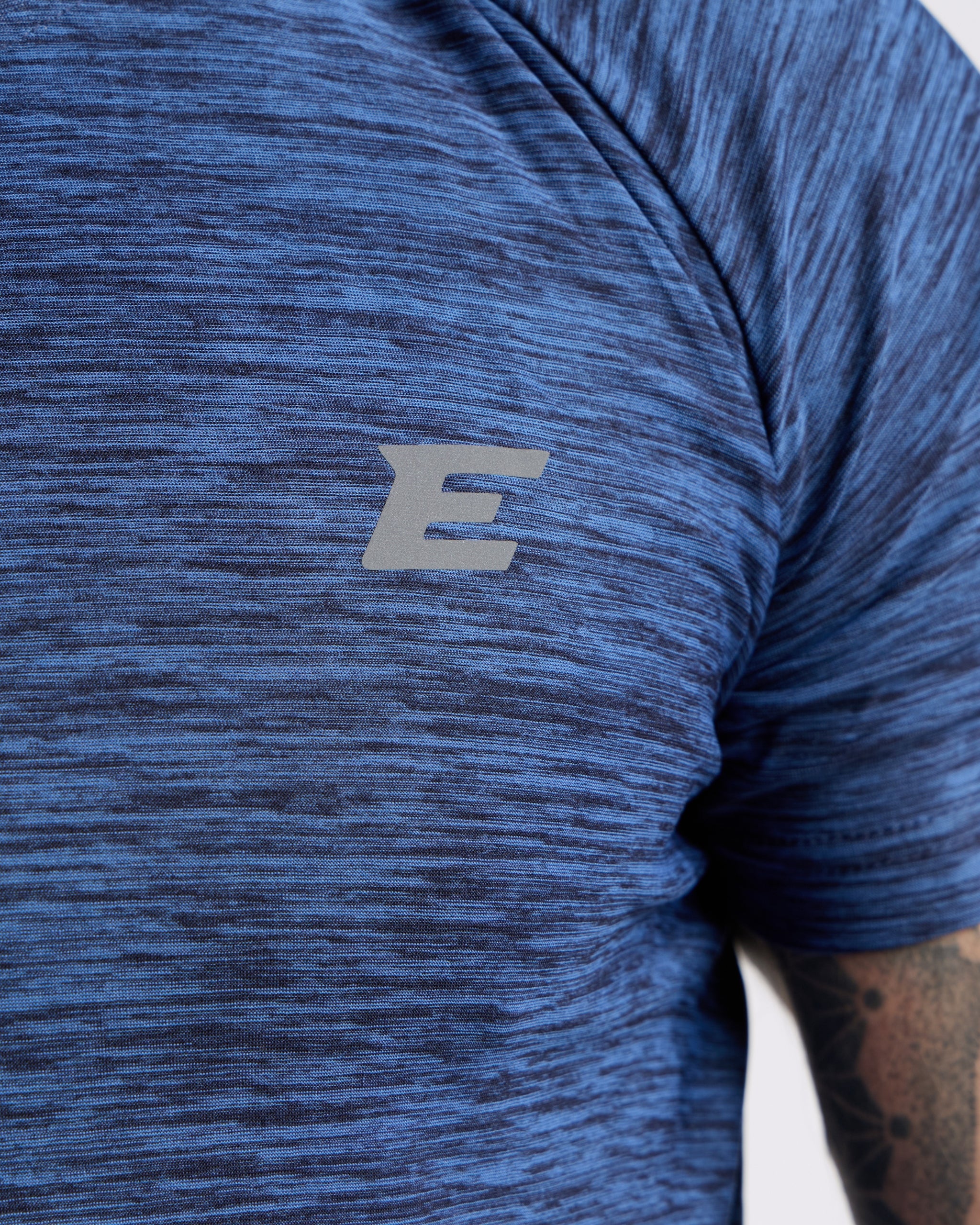 Blue athletic t-shirt with elegante logo on the chest